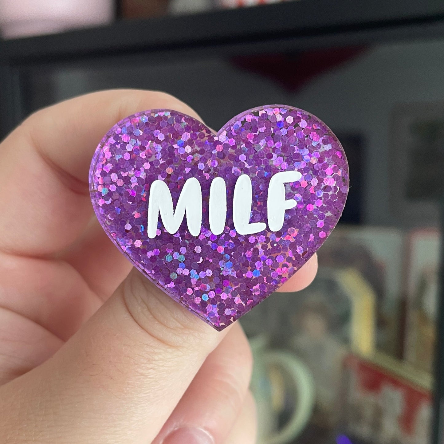Broche "MILF" en acrylique violette à paillettes holographiques