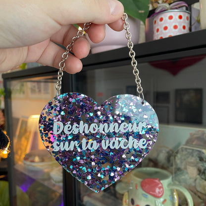 Mini murale "Déshonneur sur ta vache" en acrylique avec des coeurs violets et turquoise et vinyl blanc