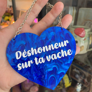 [Contrôle technique] Mini murale "Déshonneur sur ta vache" en acrylique marbrée bleue foncée et vinyl blanc