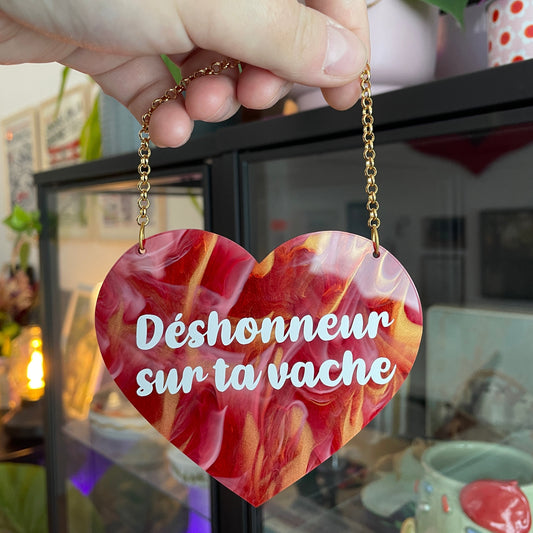 Mini murale "Déshonneur sur ta vache" en acrylique marbrée rouge et dorée et vinyl blanc