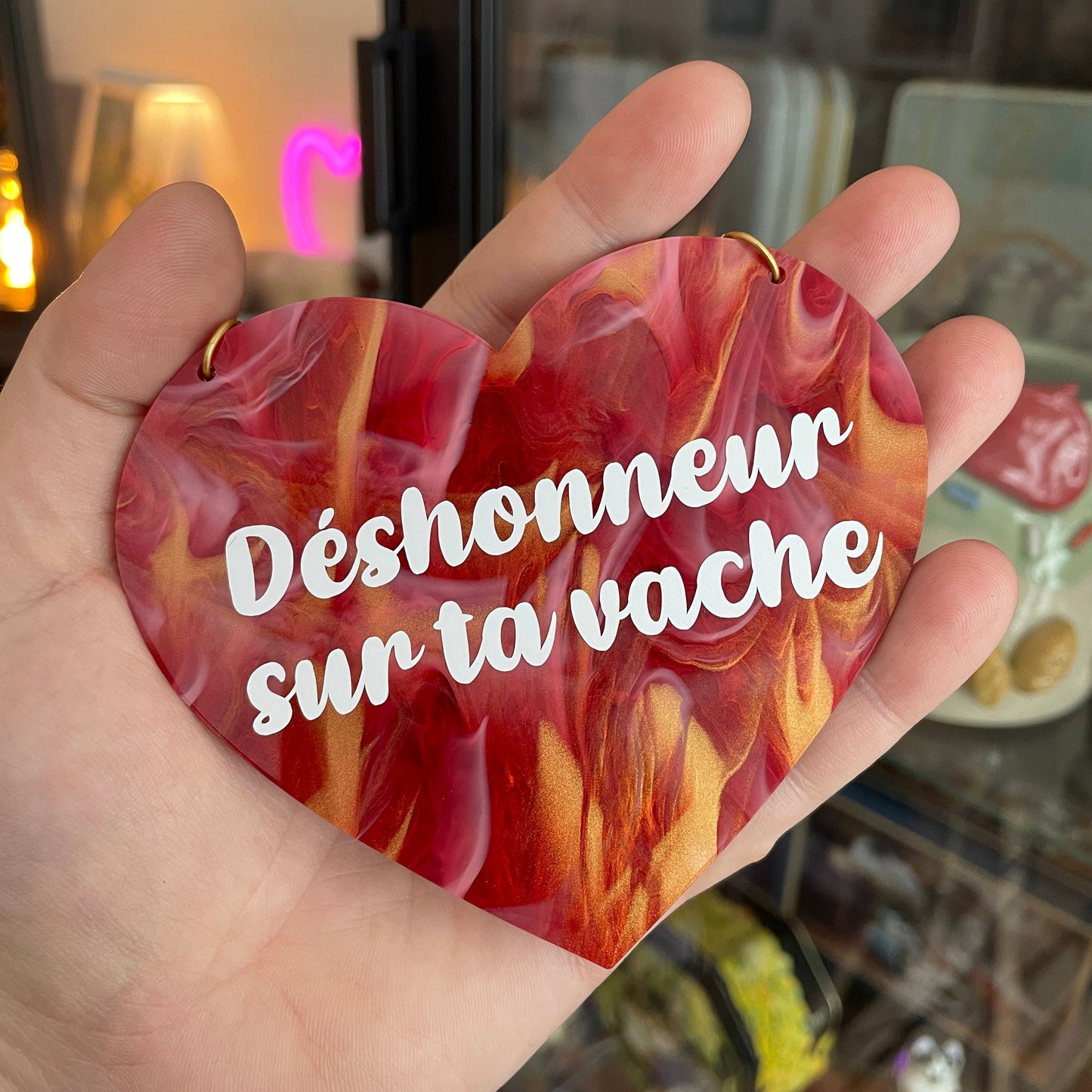 Mini murale "Déshonneur sur ta vache" en acrylique marbrée rouge et dorée et vinyl blanc