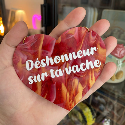 Mini murale "Déshonneur sur ta vache" en acrylique marbrée rouge et dorée et vinyl blanc