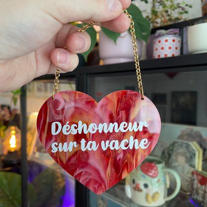 Mini murale "Déshonneur sur ta vache" en acrylique marbrée rouge et dorée et vinyl blanc