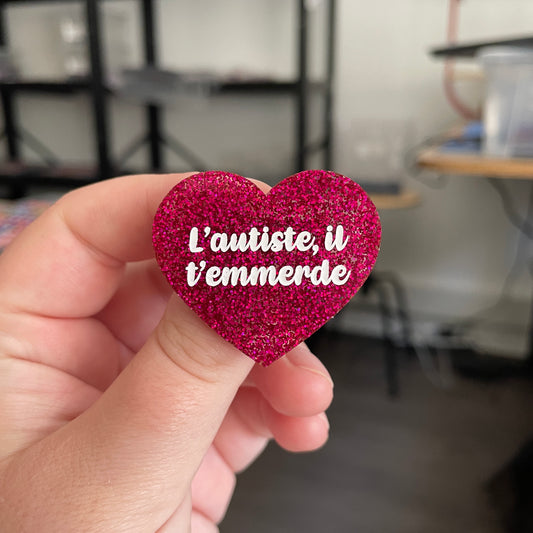 Broche "L'autiste, il t'emmerde" (masculin) en acrylique à paillettes roses