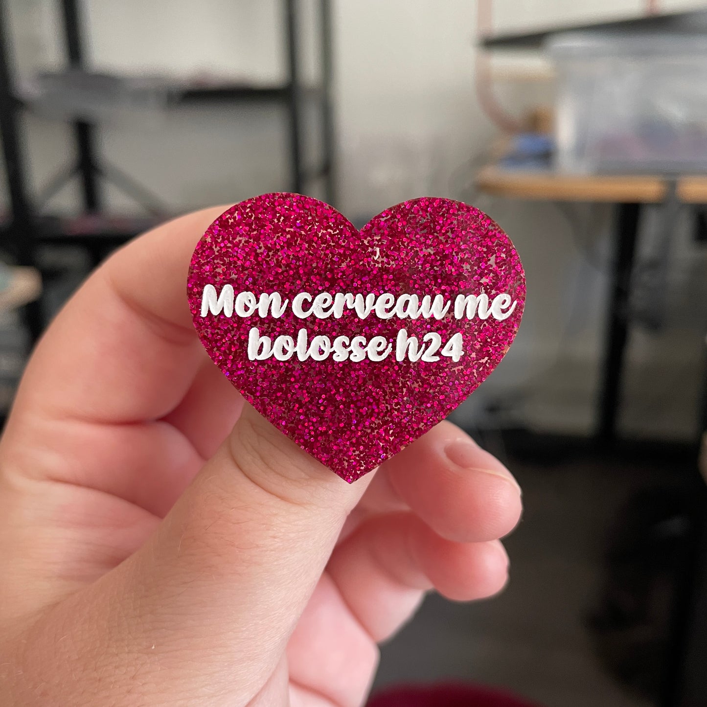 Broche "Mon cerveau me bolosse h24" en acrylique à paillettes roses