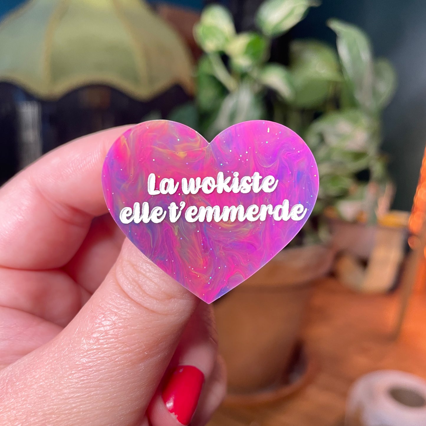 Broche "La wokiste elle t'emmerde" en acrylique semi transparente marbrée multicolore