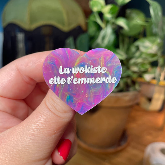 Broche "La wokiste elle t'emmerde" en acrylique semi transparente marbrée multicolore