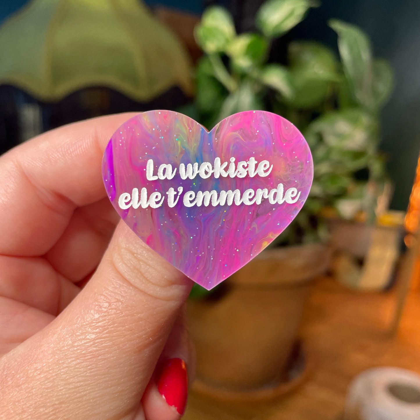 Broche "La wokiste elle t'emmerde" en acrylique semi transparente marbrée multicolore