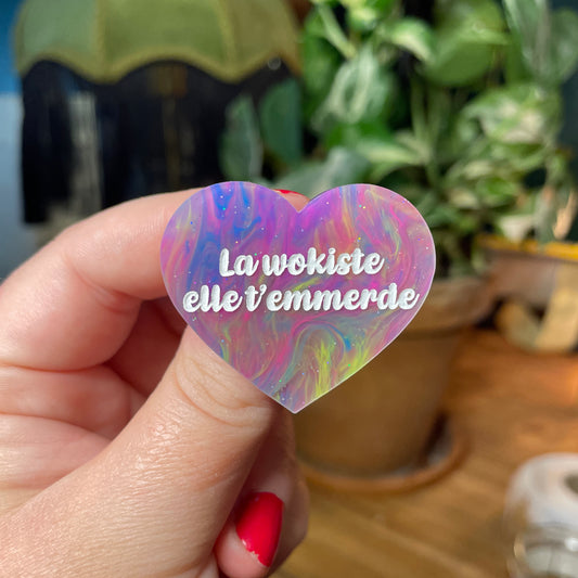 Broche "La wokiste elle t'emmerde" en acrylique semi transparente marbrée multicolore