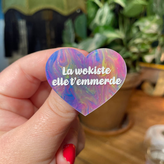 Broche "La wokiste elle t'emmerde" en acrylique semi transparente marbrée multicolore