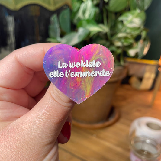 Broche "La wokiste elle t'emmerde" en acrylique semi transparente marbrée multicolore