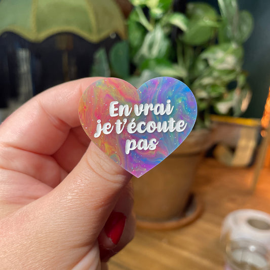 Broche "En vrai je t'écoute pas" en acrylique semi transparente marbrée multicolore