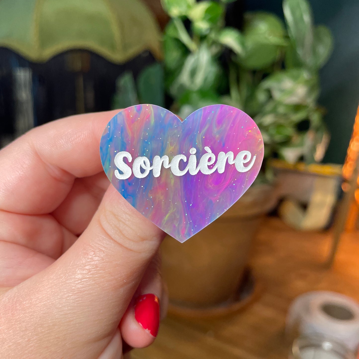 Broche "Sorcière" en acrylique semi transparente marbrée multicolore