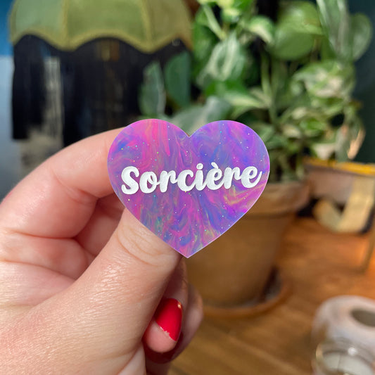 Broche "Sorcière" en acrylique semi transparente marbrée multicolore
