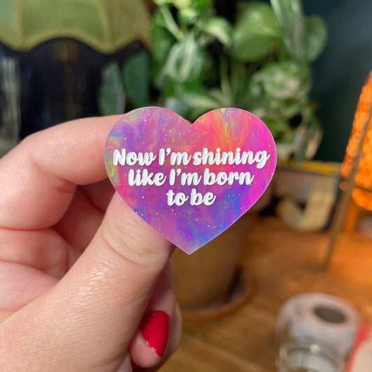 Broche "Now I'm shining like I'm born to be" en acrylique semi transparente marbrée multicolore