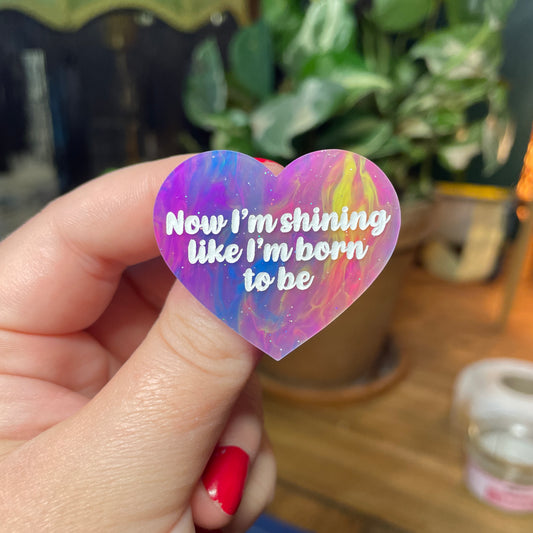 Broche "Now I'm shining like I'm born to be" en acrylique semi transparente marbrée multicolore