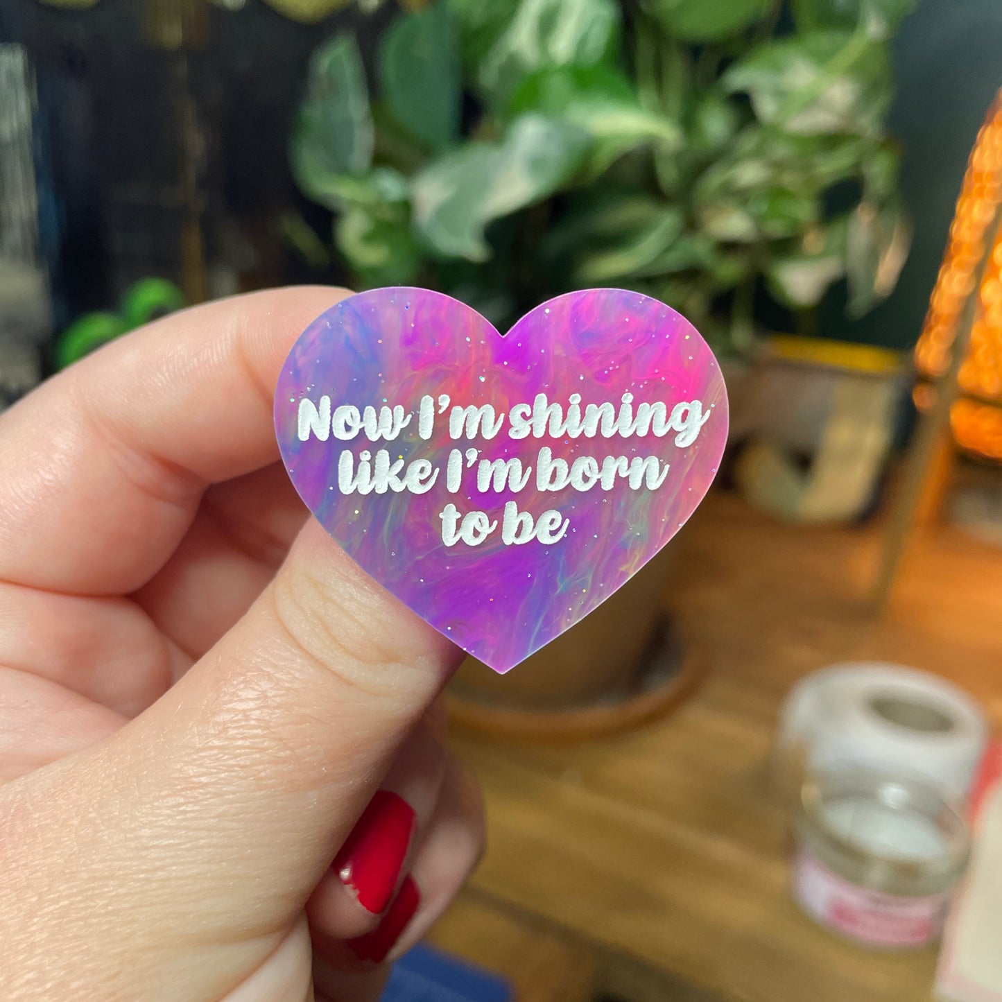 Broche "Now I'm shining like I'm born to be" en acrylique semi transparente marbrée multicolore