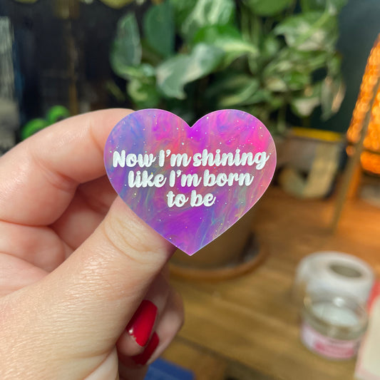 Broche "Now I'm shining like I'm born to be" en acrylique semi transparente marbrée multicolore