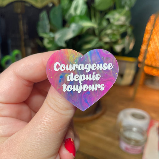 Broche "Courageuse depuis toujours" en acrylique semi transparente marbrée multicolore