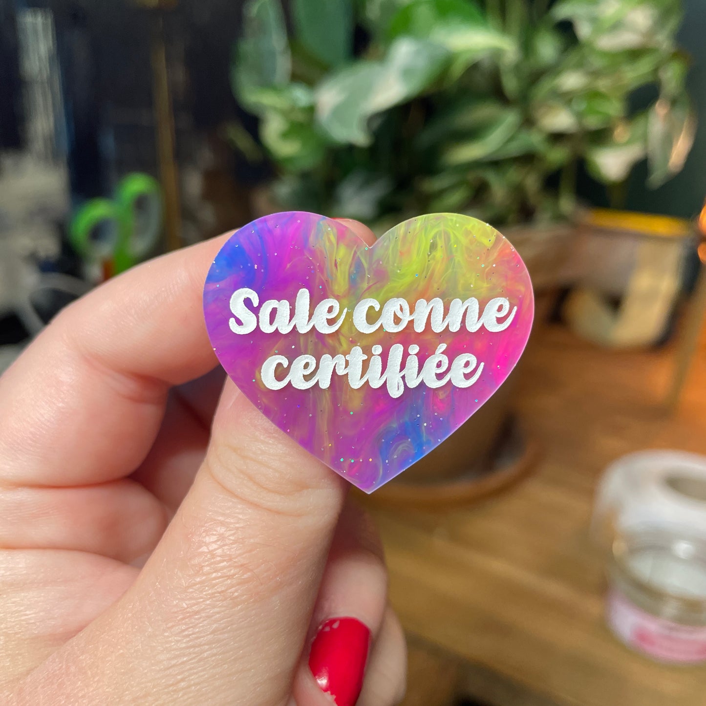 Broche "Sale conne certifiée" en acrylique semi transparente marbrée multicolore