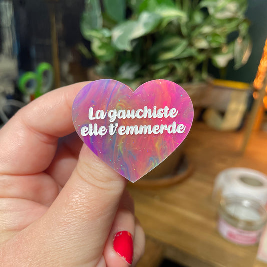 Broche "La gauchiste elle t'emmerde" en acrylique semi transparente marbrée multicolore