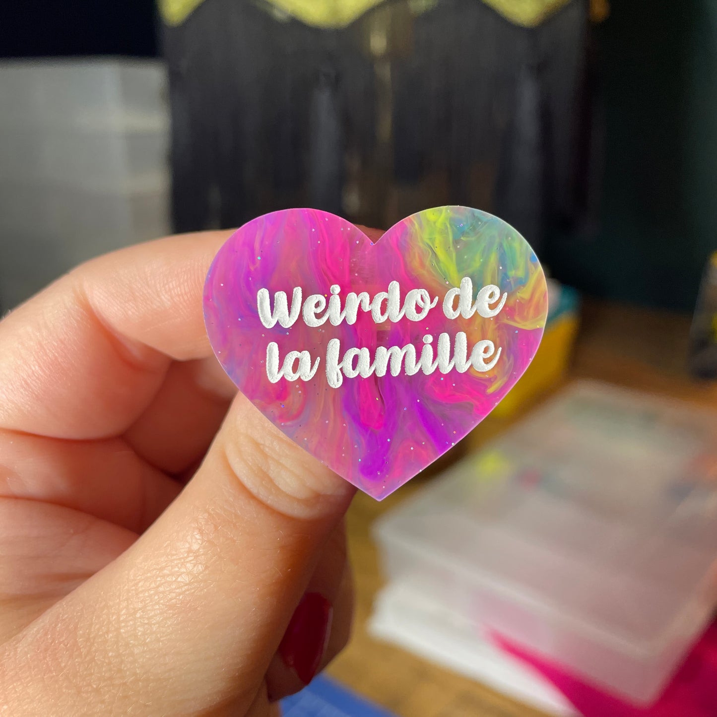 Broche "Weirdo de la famille" en acrylique semi transparente marbrée multicolore