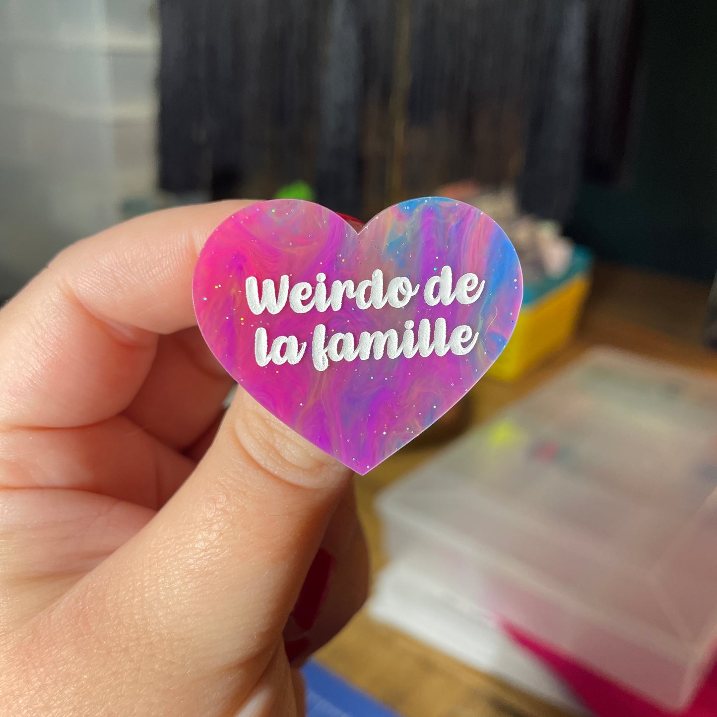 Broche "Weirdo de la famille" en acrylique semi transparente marbrée multicolore