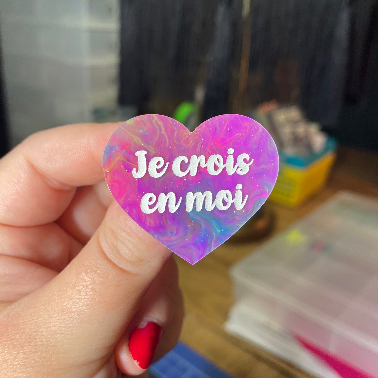 Broche "Je crois en moi" en acrylique semi transparente marbrée multicolore