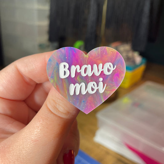 Broche "Bravo moi" en acrylique semi transparente marbrée multicolore