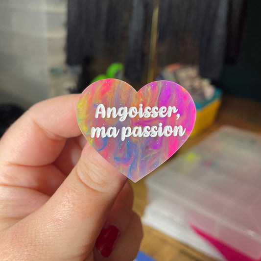 Broche "Angoisser, ma passion" en acrylique semi transparente marbrée multicolore
