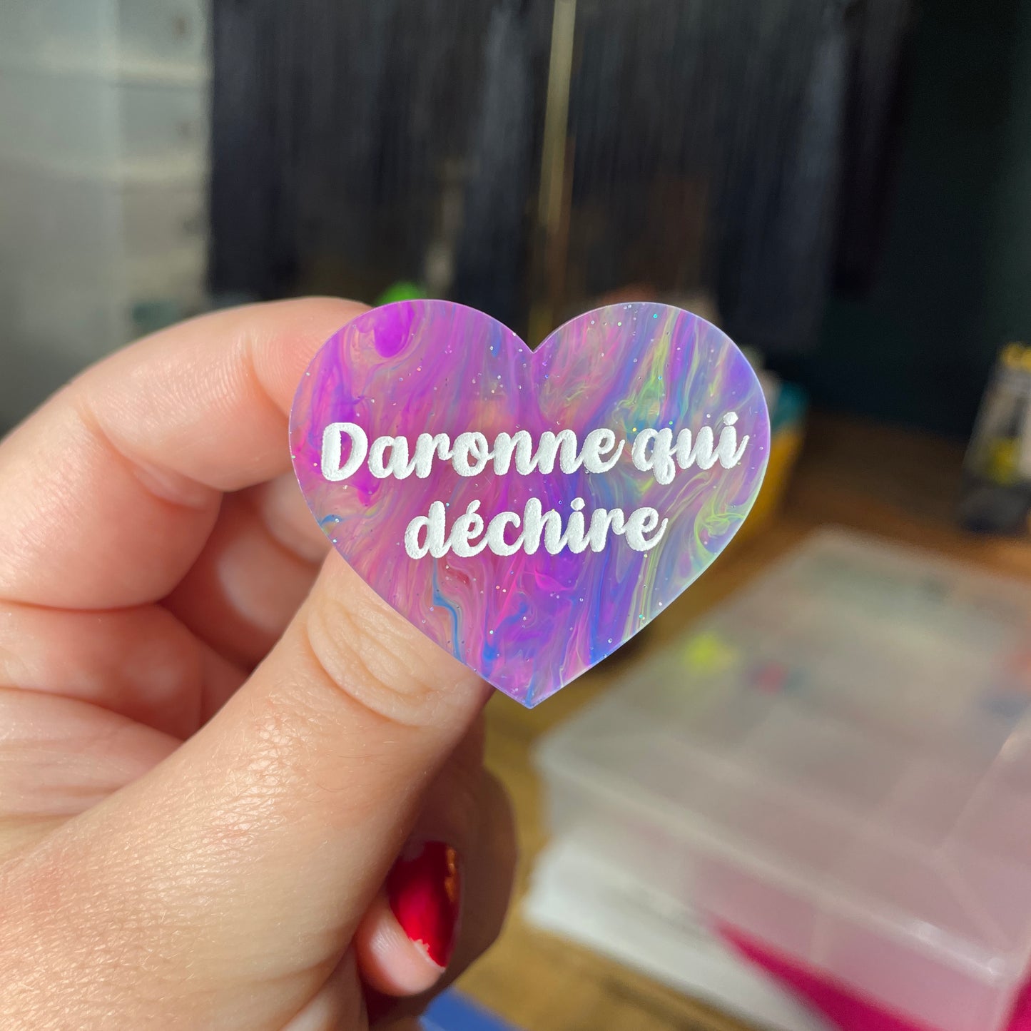 Broche "Daronne qui déchire" en acrylique semi transparente marbrée multicolore