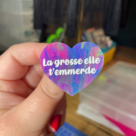 Broche "La grosse elle t'emmerde" en acrylique semi transparente marbrée multicolore