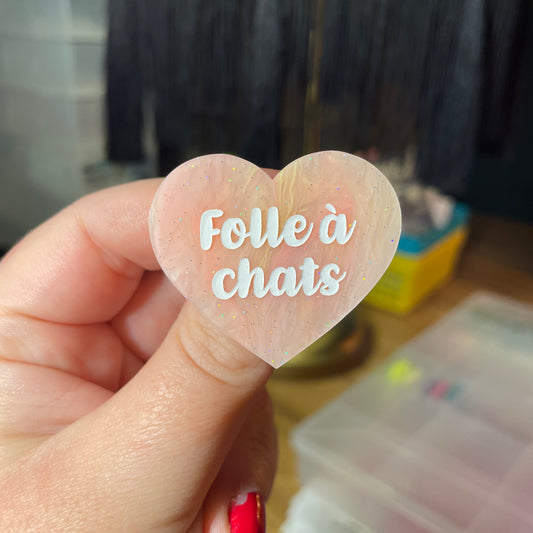 Broche "Folle à chats" en acrylique semi transparente marbrée corail, orange et jaune à paillettes