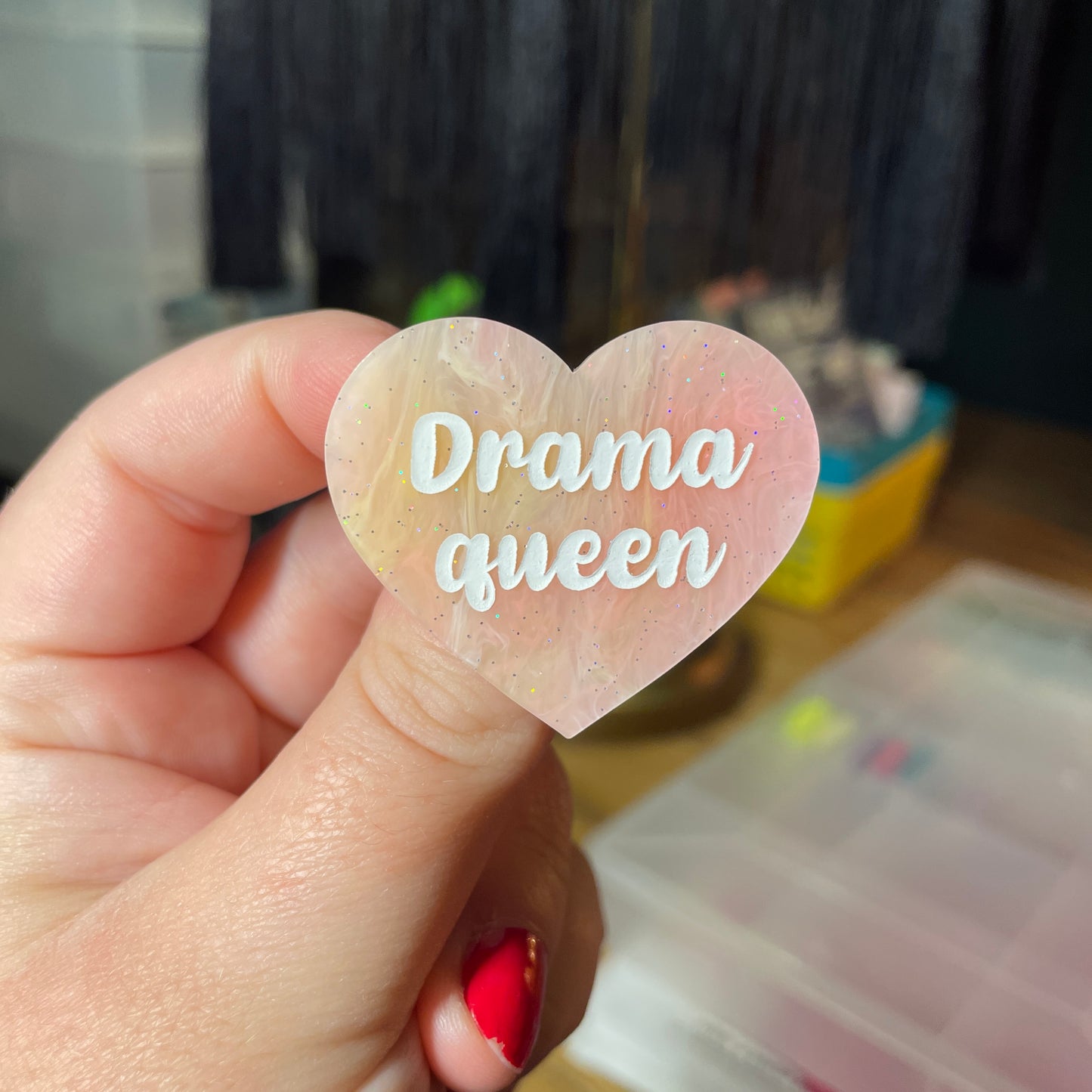 Broche "Drama queen" en acrylique semi transparente marbrée corail, orange et jaune à paillettes