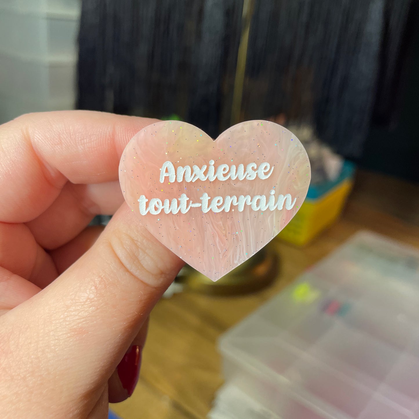 Broche "Anxieuse tout-terrain" en acrylique semi transparente marbrée corail, orange et jaune à paillettes