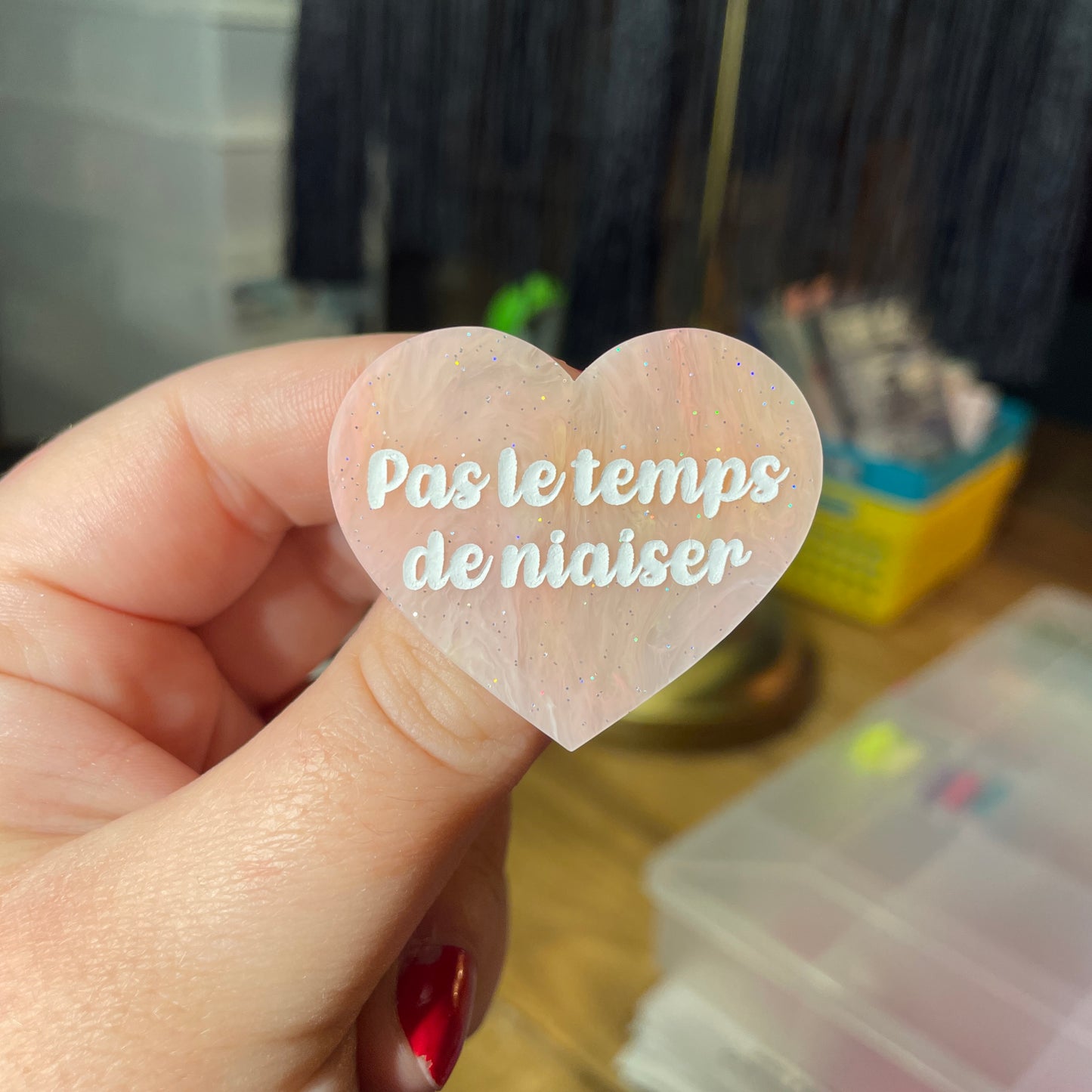Broche "Pas le temps de niaiser" en acrylique semi transparente marbrée corail, orange et jaune à paillettes