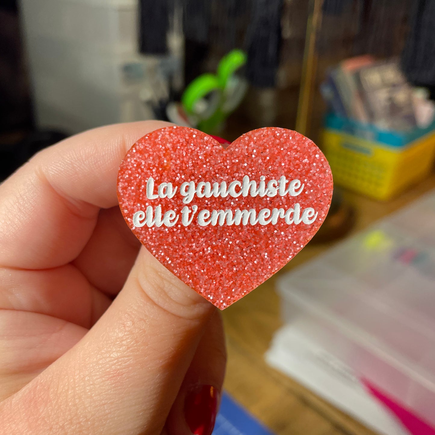 Broche "La gauchiste elle t'emmerde" en acrylique à paillettes roses