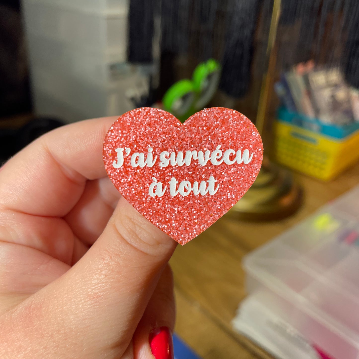 Broche "J'ai survécu à tout" en acrylique à paillettes roses