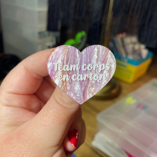 Broche "Team corps en carton" en acrylique marbrée violette, orange et blanche à paillettes