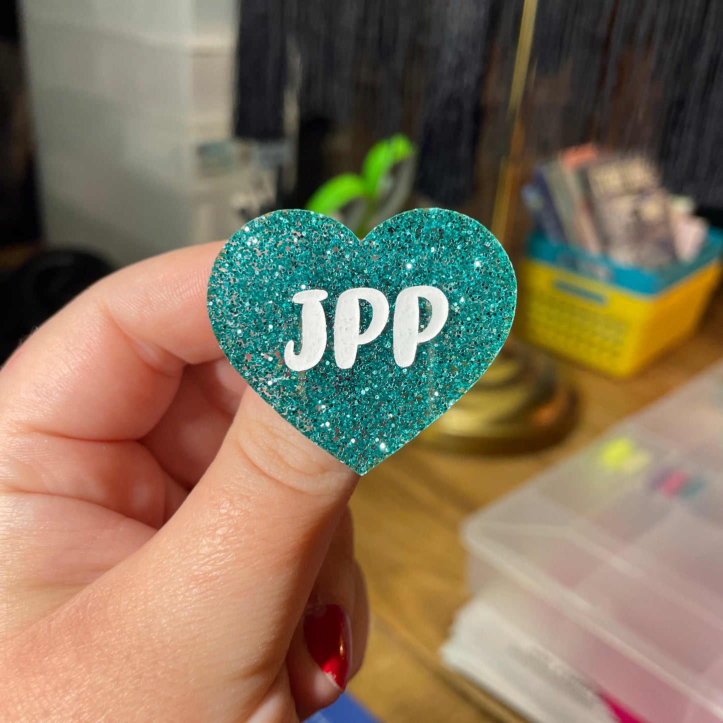 Broche "JPP" en acrylique à paillettes turquoise