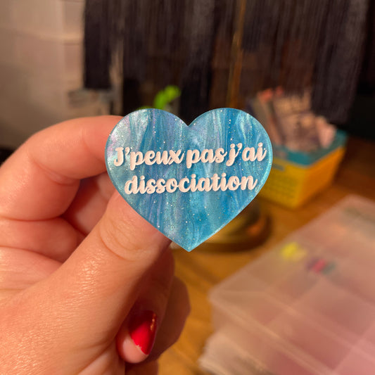 Broche "J'peux pas j'ai dissociation" en acrylique marbrée bleue à paillettes