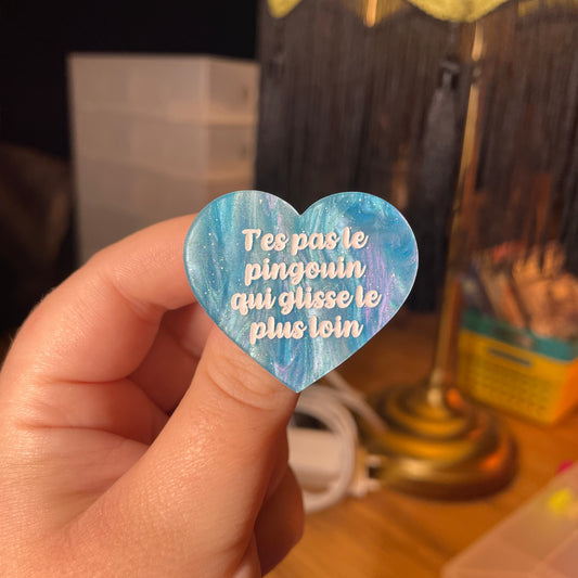Broche "T'es pas le pingouin qui glisse le plus loin" en acrylique marbrée bleue à paillettes