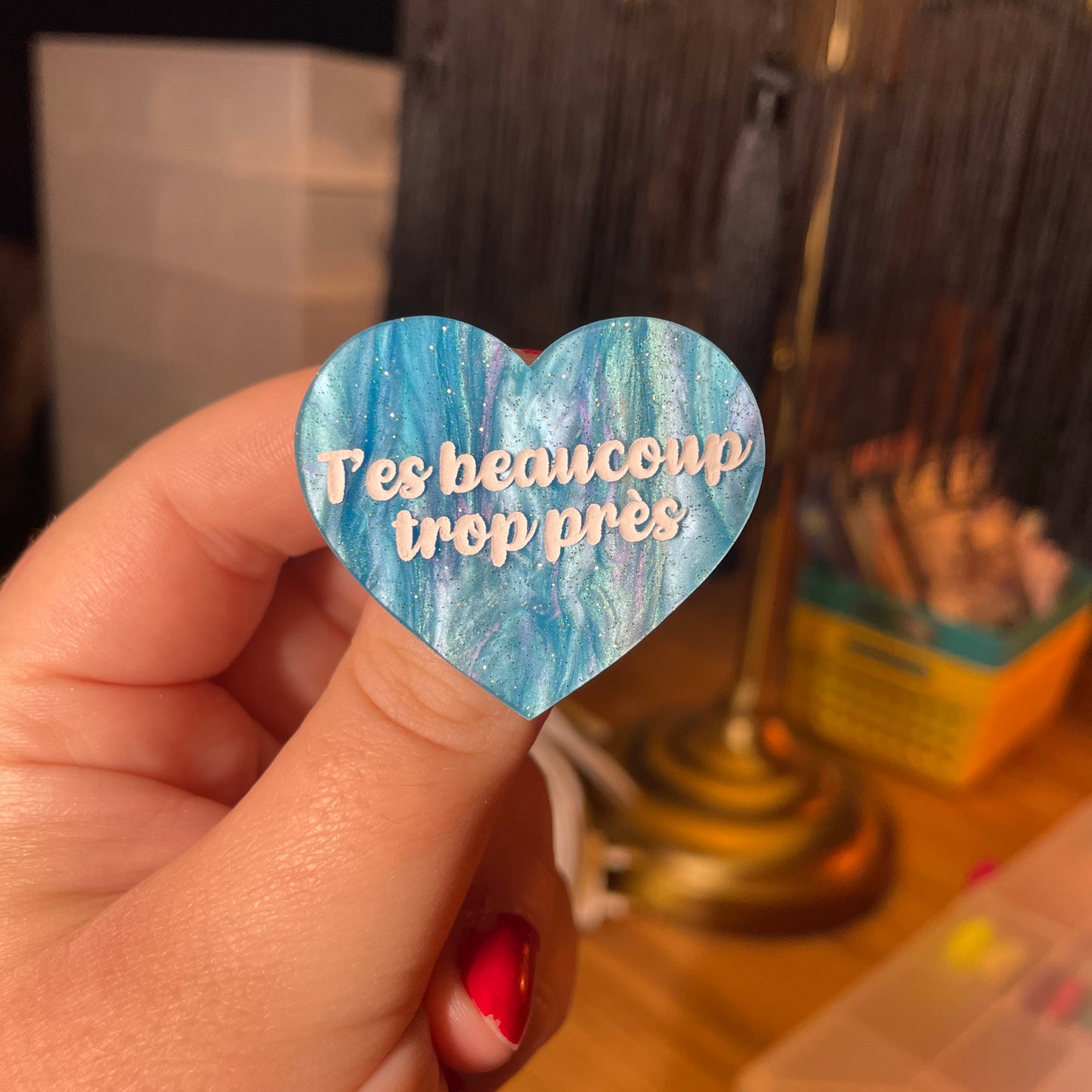 Broche "T'es beaucoup trop près" en acrylique marbrée bleue à paillettes