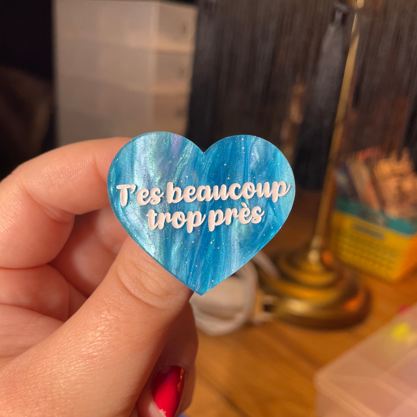 Broche "T'es beaucoup trop près" en acrylique marbrée bleue à paillettes