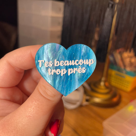 Broche "T'es beaucoup trop près" en acrylique marbrée bleue à paillettes