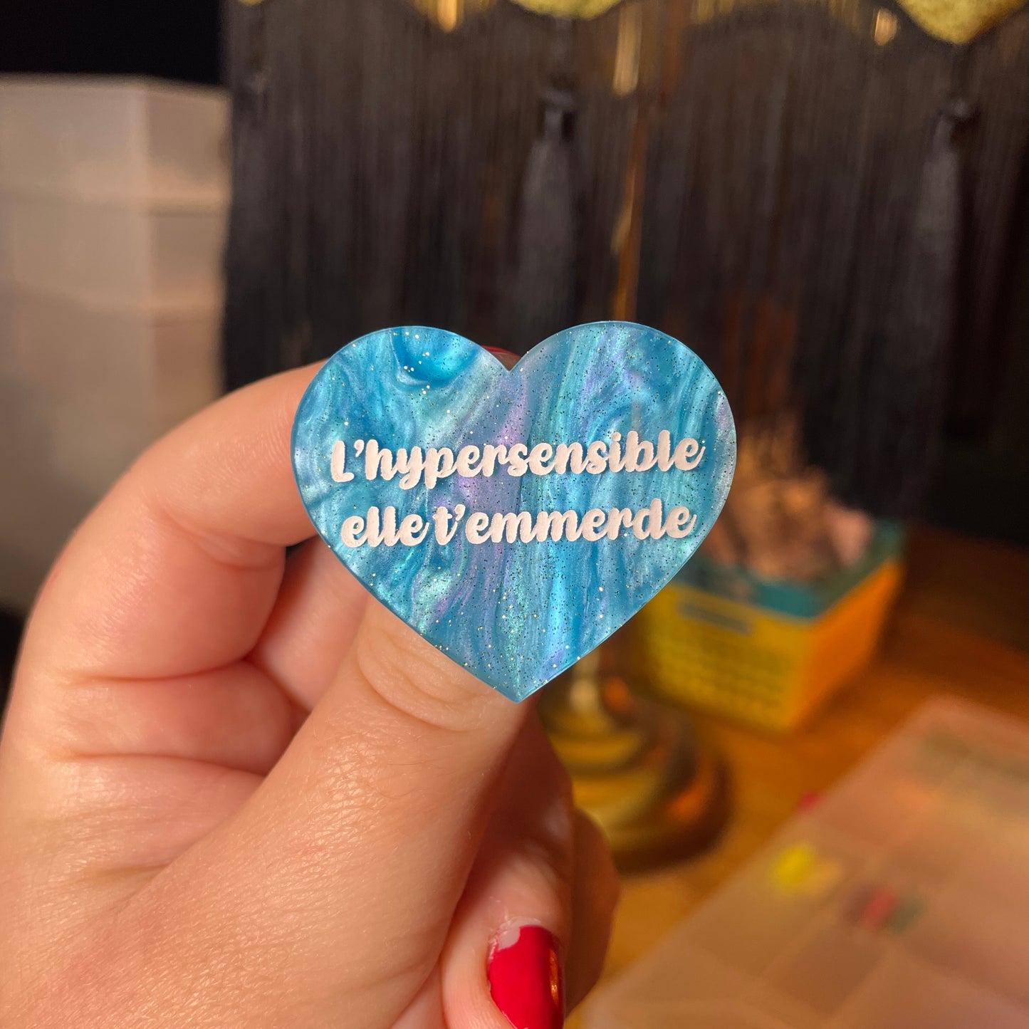 Broche "L'hypersensible elle t'emmerde" en acrylique marbrée bleue à paillettes