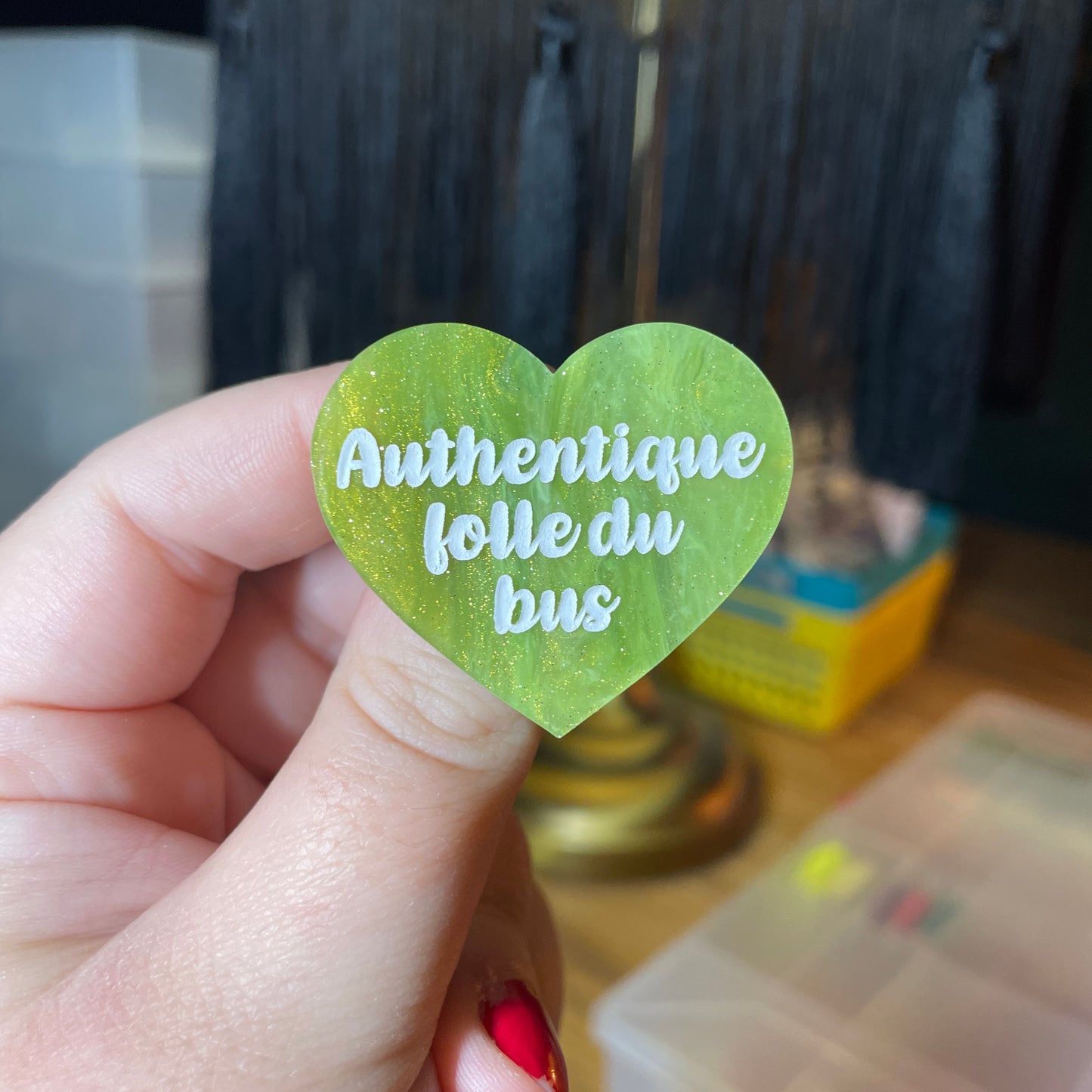 Broche "Authentique folle du bus" en acrylique marbrée verte et dorée à paillettes