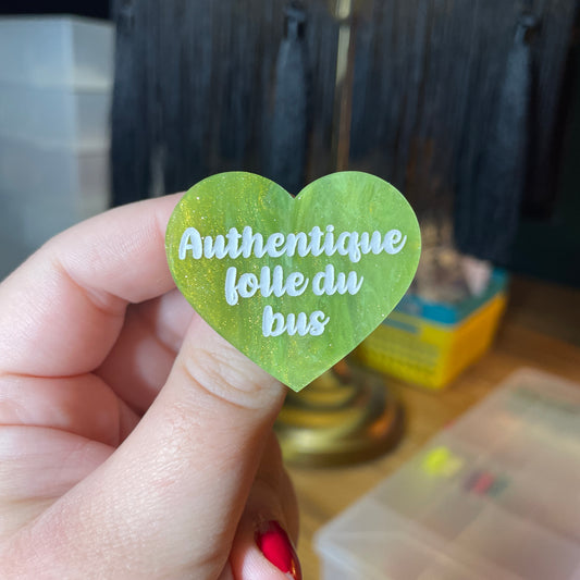 Broche "Authentique folle du bus" en acrylique marbrée verte et dorée à paillettes