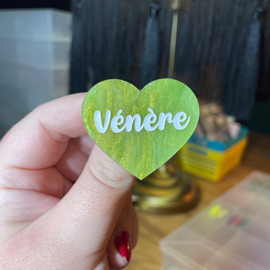 Broche "Vénère" en acrylique marbrée verte et dorée à paillettes