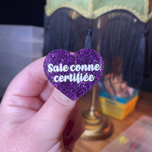 Broche "Sale conne certifiée" en acrylique à paillettes violettes